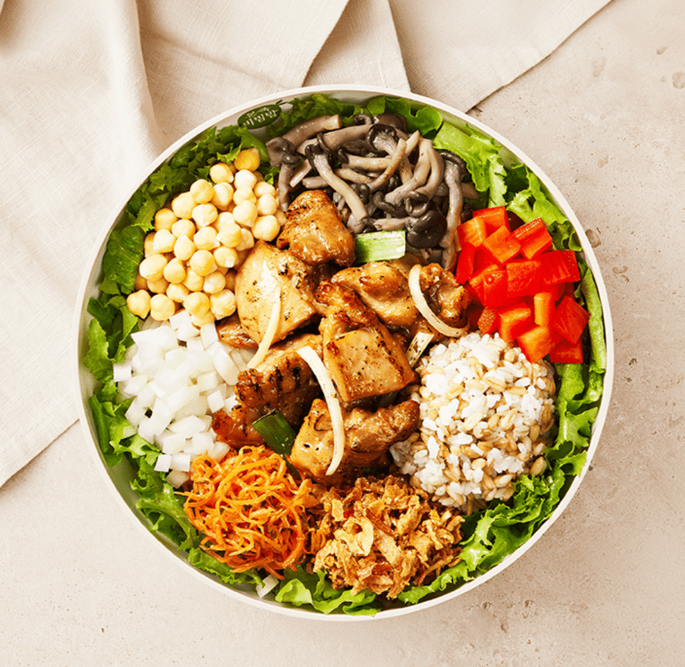 본죽 포케 비빔밥 그릴드 닭구이에 여러가지 재료들이 어우러져 있다