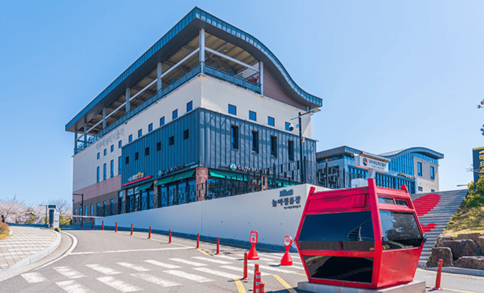 여수해상케이블카 돌산정류장의 모습이다 케이블카 조형물이 있다