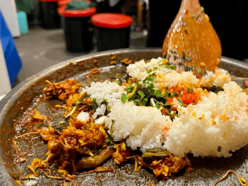 여수 맛집 게장 비빔을 하고 있다